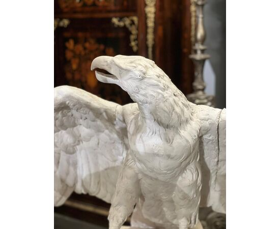 Scultura raffigurante aquila