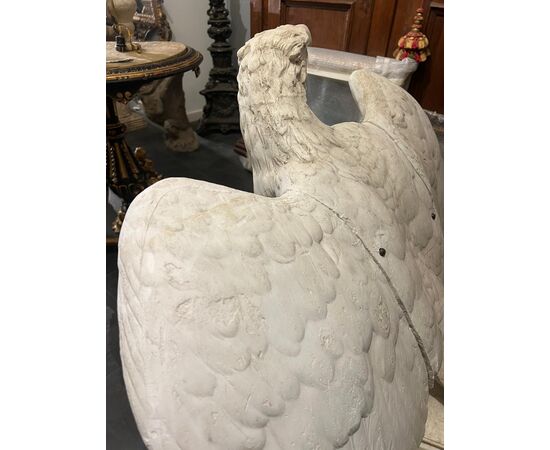 Scultura raffigurante aquila
