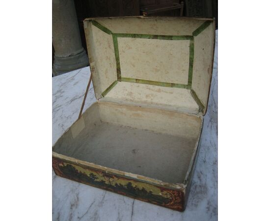 Paper mache box decorated in poor art. Turin eighteenth century.
