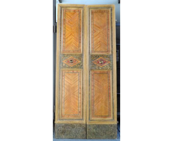 Porta marchigiana a due ante dipinta a tempera con motivi neoclassici