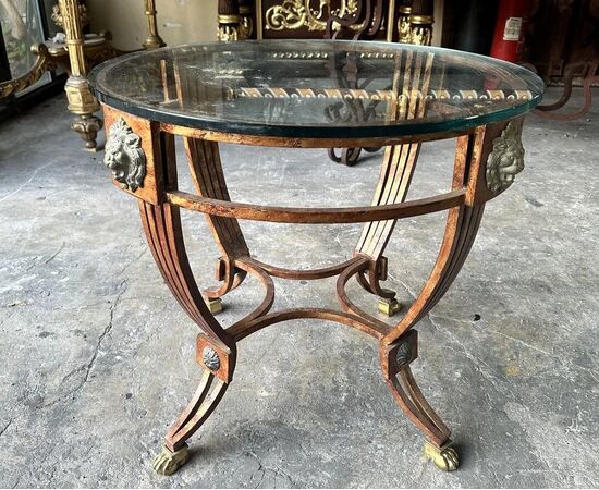 
Tavolino in ferro bronzato con teste di leone