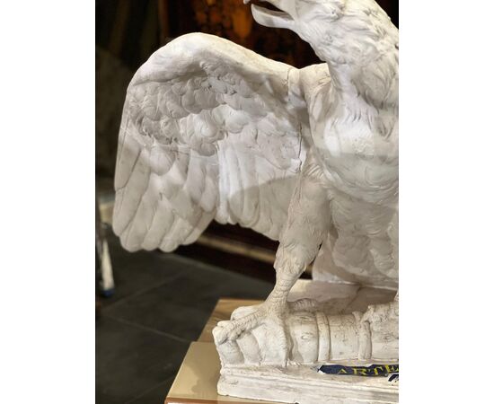 Scultura raffigurante aquila