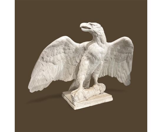 Scultura raffigurante aquila