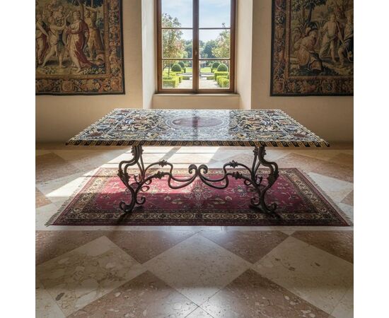 
Tavolo in marmo intarsiato con base in ferro forgiato