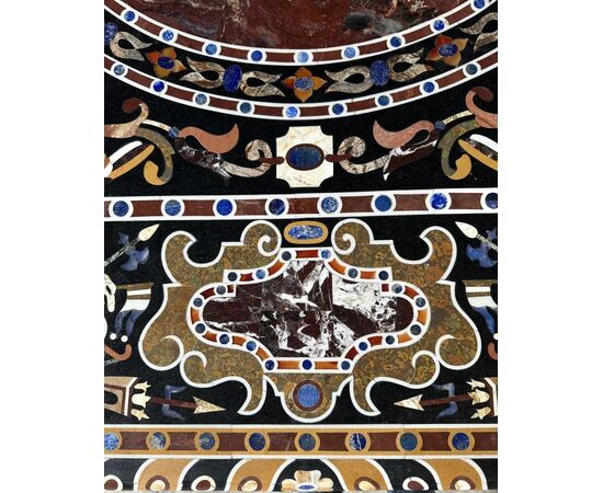 
Tavolo in marmo intarsiato con base in ferro forgiato