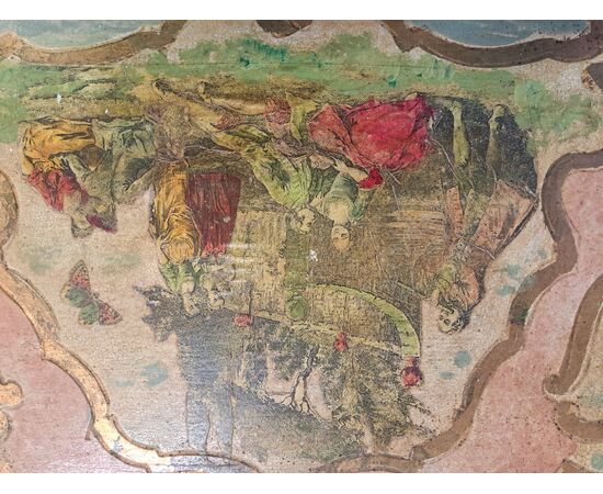 Comò dipinto con applicazioni in papier mâché