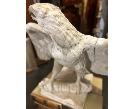 Scultura raffigurante aquila