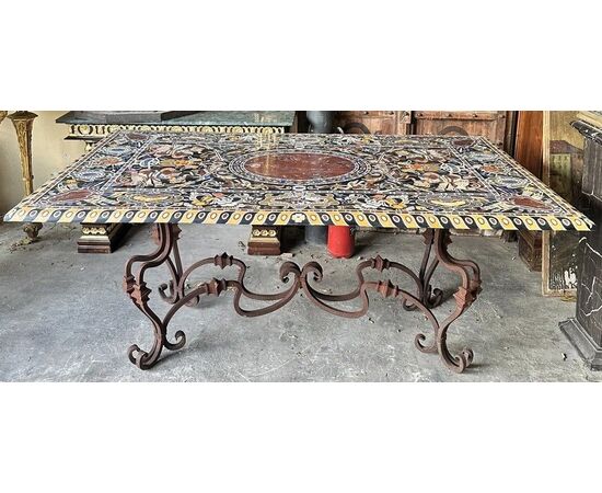 
Tavolo in marmo intarsiato con base in ferro forgiato