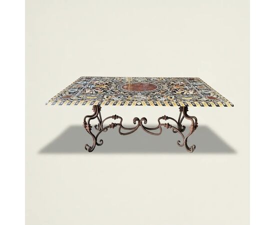
Tavolo in marmo intarsiato con base in ferro forgiato