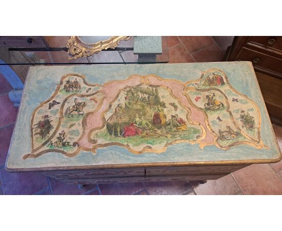 Comò dipinto con applicazioni in papier mâché