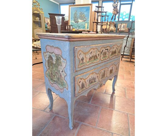 Comò dipinto con applicazioni in papier mâché