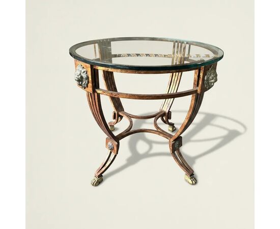 
Tavolino in ferro bronzato con teste di leone