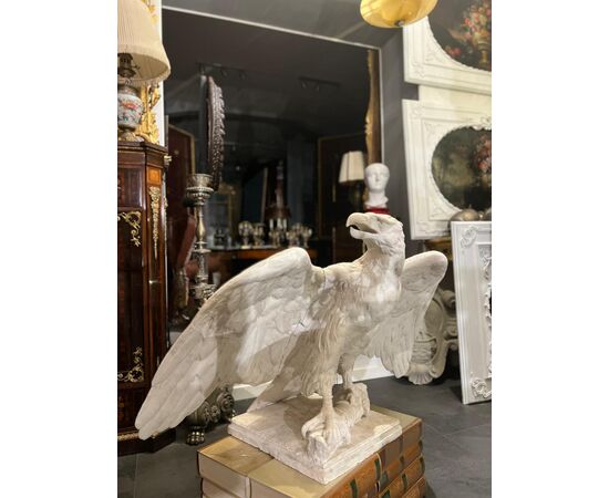 Scultura raffigurante aquila