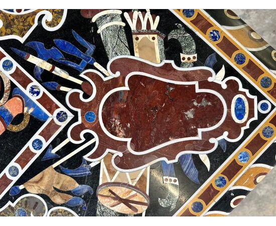 
Tavolo in marmo intarsiato con base in ferro forgiato