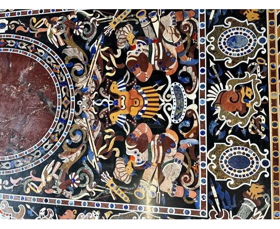 
Tavolo in marmo intarsiato con base in ferro forgiato