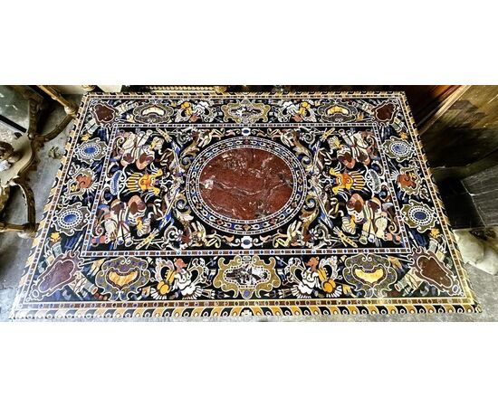 
Tavolo in marmo intarsiato con base in ferro forgiato