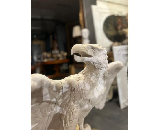 Scultura raffigurante aquila