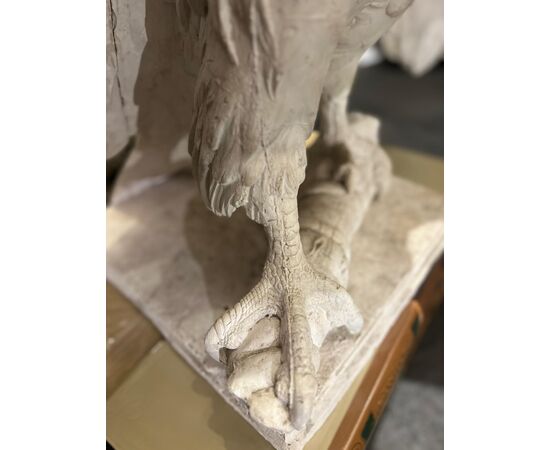 Scultura raffigurante aquila