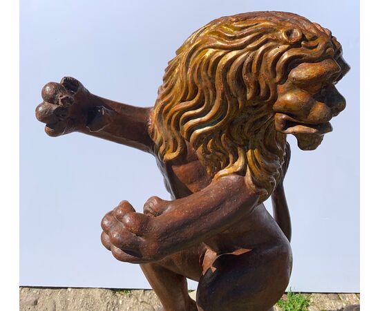 Coppia di sculture in legno intagliato, dorato e dipinto - Leoni porta bandiera. Venezia, fine XVI secolo.