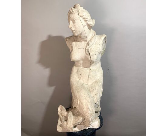 Coppia di sculture in scagliola - Sirene alate bicaudate. Italia, XVII secolo.