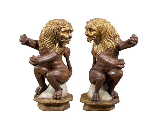 Coppia di sculture in legno intagliato, dorato e dipinto - Leoni porta bandiera. Venezia, fine XVI secolo.