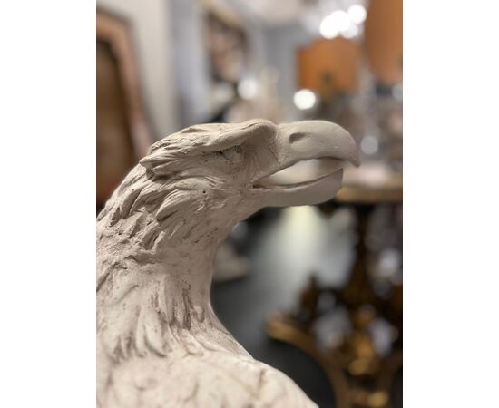 Scultura raffigurante aquila