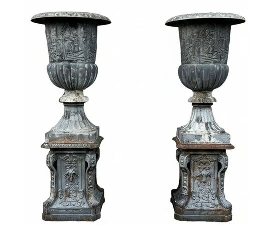 
Coppia di vasi in ghisa con basi – Italia primi ’900