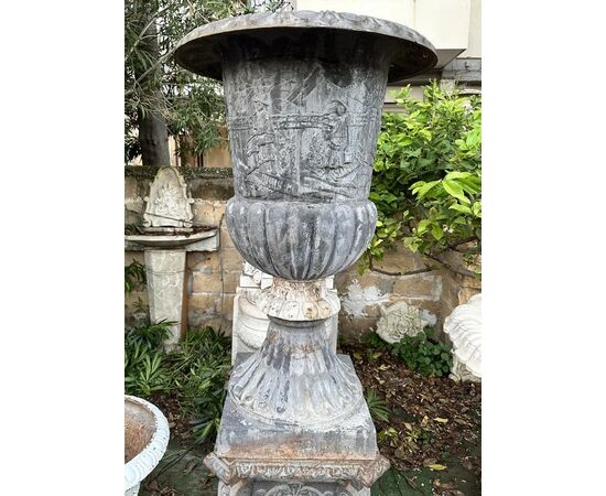 
Coppia di vasi in ghisa con basi – Italia primi ’900