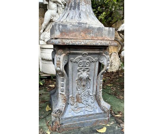 
Coppia di vasi in ghisa con basi – Italia primi ’900