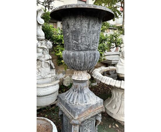 
Coppia di vasi in ghisa con basi – Italia primi ’900