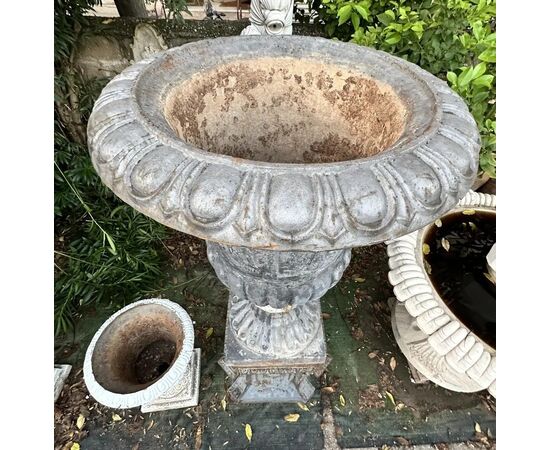 
Coppia di vasi in ghisa con basi – Italia primi ’900