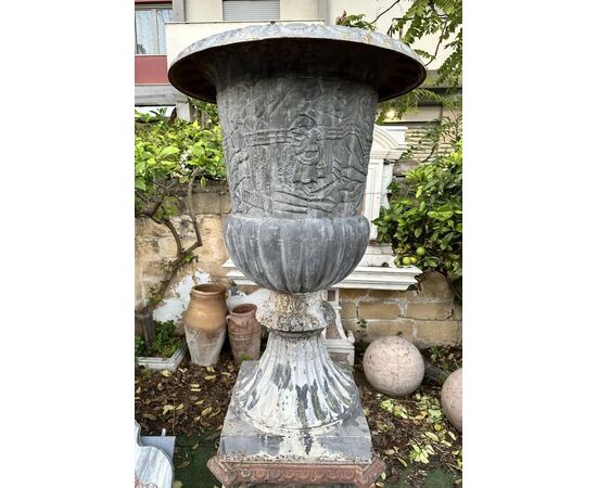 
Coppia di vasi in ghisa con basi – Italia primi ’900