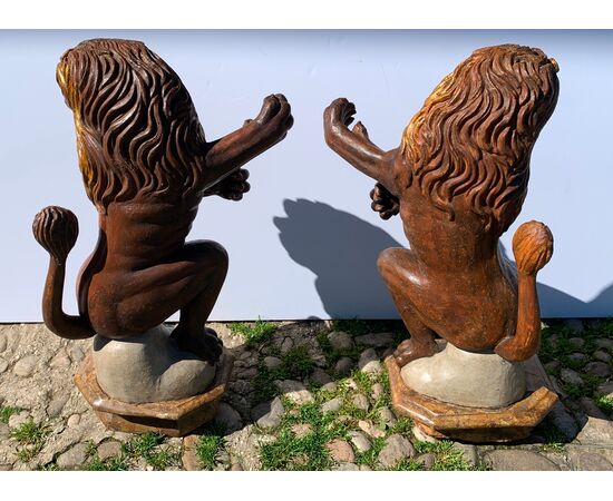 Coppia di sculture in legno intagliato, dorato e dipinto - Leoni porta bandiera. Venezia, fine XVI secolo.