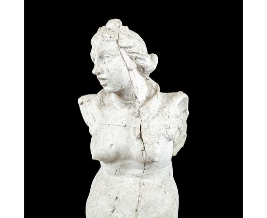 Coppia di sculture in scagliola - Sirene alate bicaudate. Italia, XVII secolo.