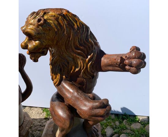 Coppia di sculture in legno intagliato, dorato e dipinto - Leoni porta bandiera. Venezia, fine XVI secolo.