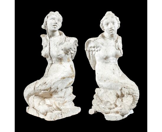 Coppia di sculture in scagliola - Sirene alate bicaudate. Italia, XVII secolo.