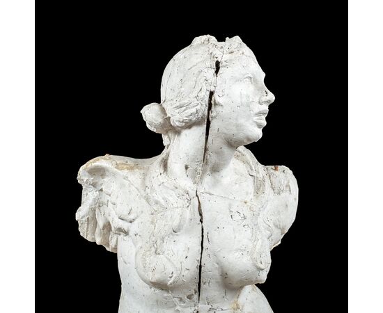 Coppia di sculture in scagliola - Sirene alate bicaudate. Italia, XVII secolo.