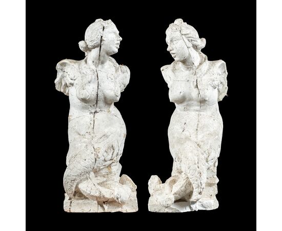 Coppia di sculture in scagliola - Sirene alate bicaudate. Italia, XVII secolo.