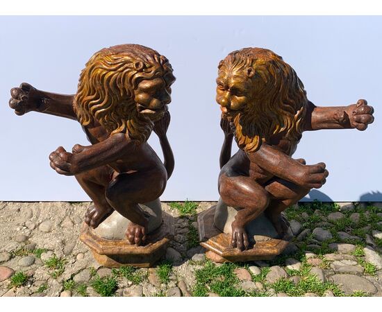 Coppia di sculture in legno intagliato, dorato e dipinto - Leoni porta bandiera. Venezia, fine XVI secolo.