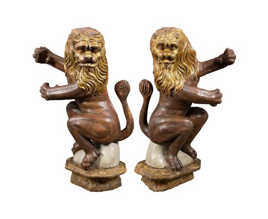 Coppia di sculture in legno intagliato, dorato e dipinto - Leoni porta bandiera. Venezia, fine XVI secolo.