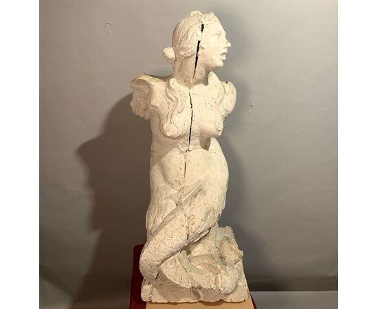 Coppia di sculture in scagliola - Sirene alate bicaudate. Italia, XVII secolo.