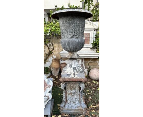 
Coppia di vasi in ghisa con basi – Italia primi ’900