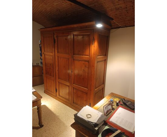 Elegante armadio in abete