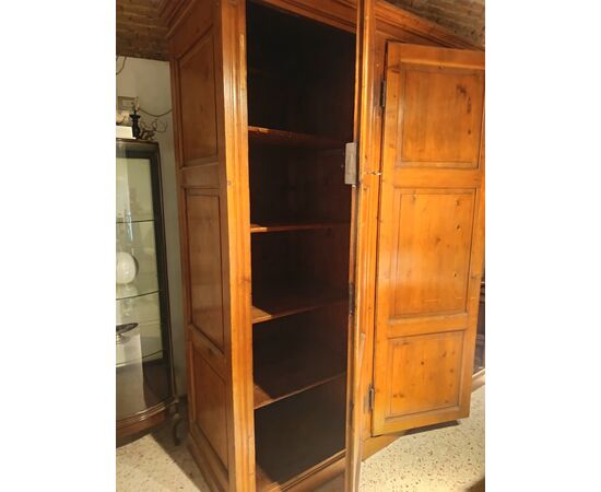 Elegante armadio in abete