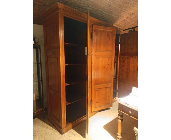 Elegante armadio in abete