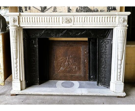 
Camino Luigi XVI in marmo bianco di Carrara, XVIII secolo