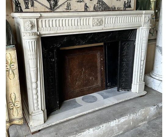 
Camino Luigi XVI in marmo bianco di Carrara, XVIII secolo