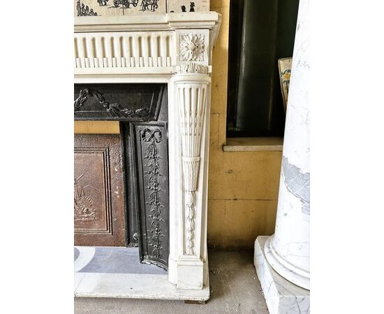 
Camino Luigi XVI in marmo bianco di Carrara, XVIII secolo