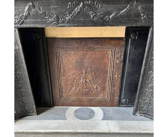 
Camino Luigi XVI in marmo bianco di Carrara, XVIII secolo