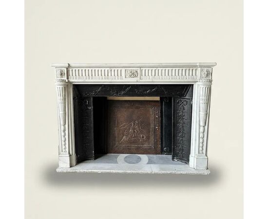 
Camino Luigi XVI in marmo bianco di Carrara, XVIII secolo